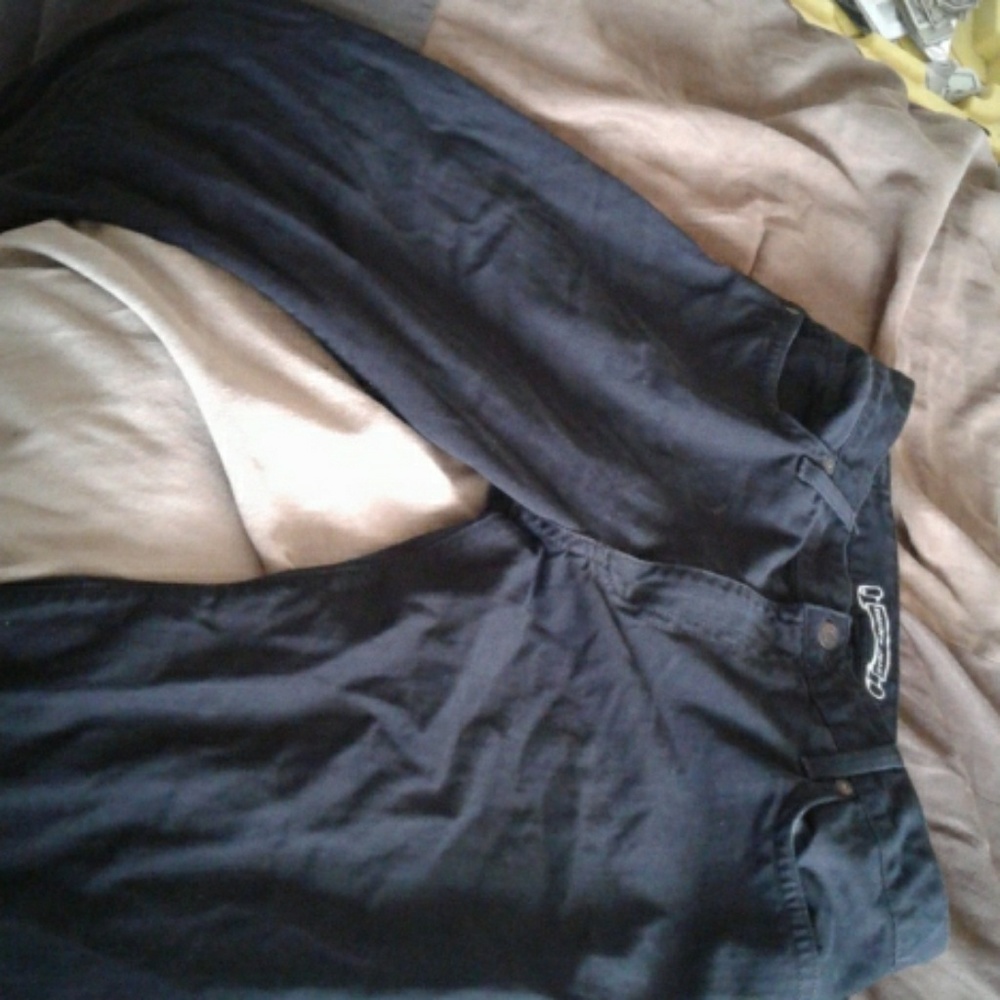 Robin's Jean - Picture 2 of 2